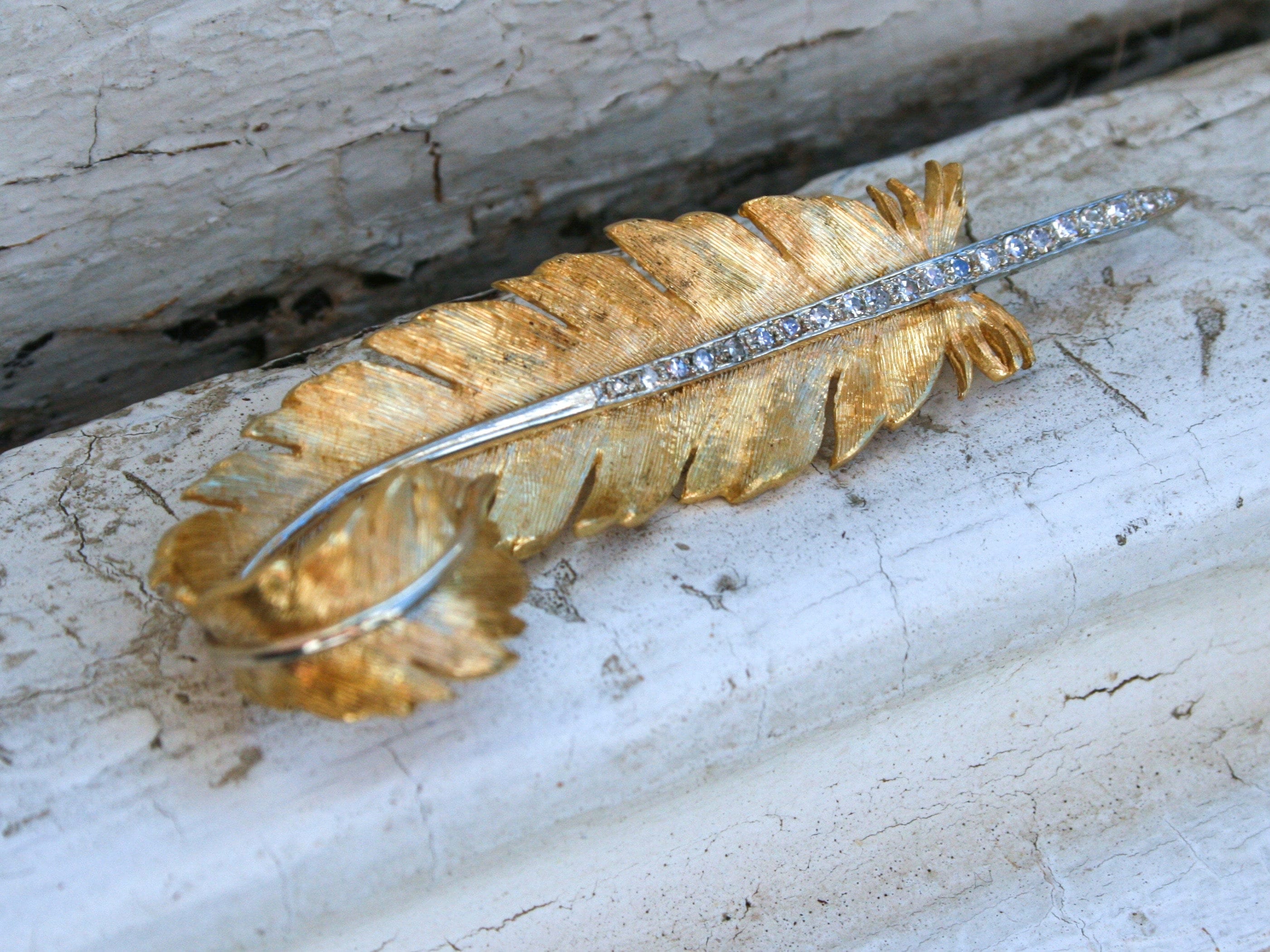Stunning 18K Yellow Gold Diamond Feather Pin/Pendant - 0.42ct.