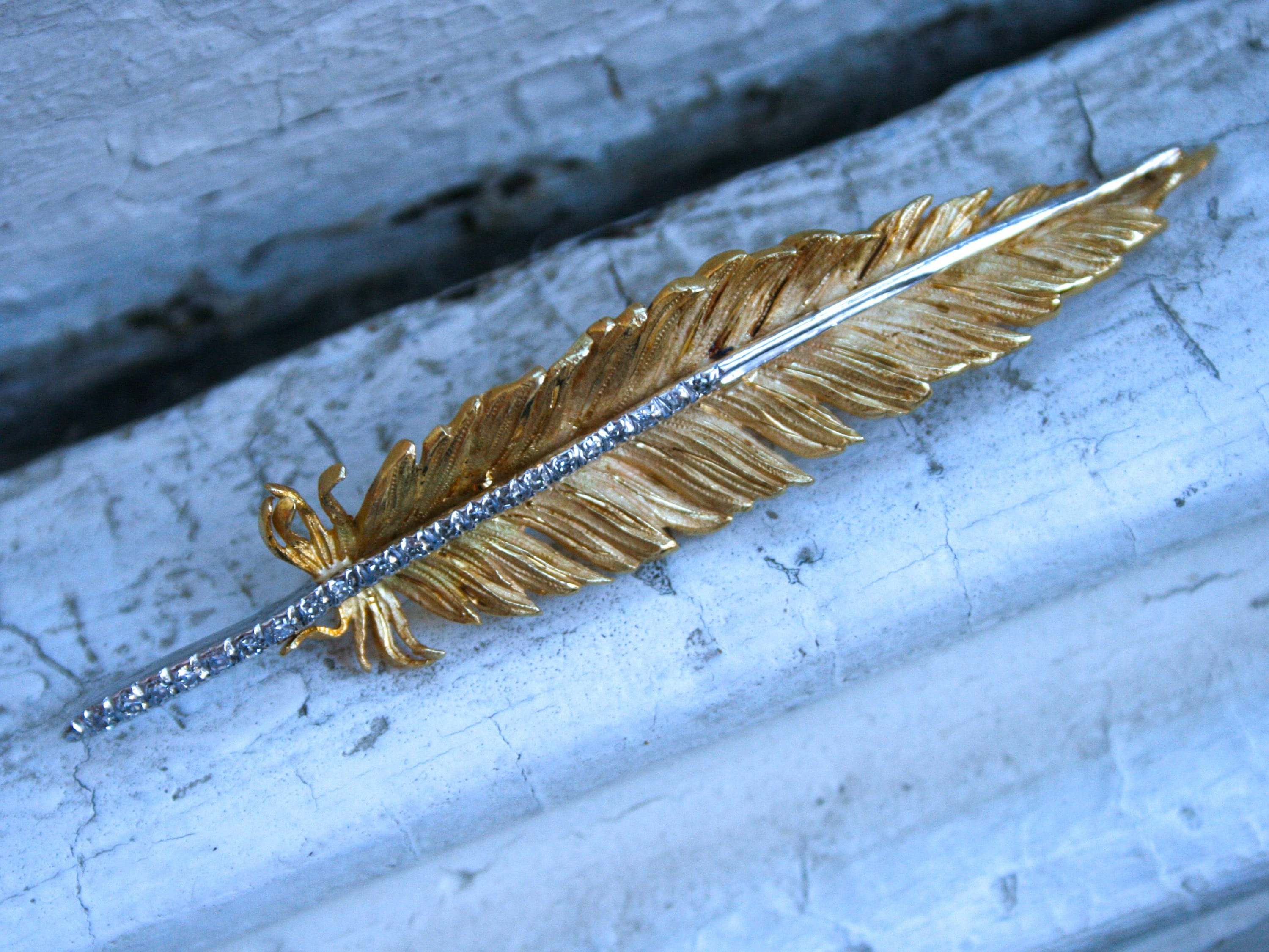 Gorgeous 18K Yellow Gold Diamond Feather Pin/Pendant - 0.42ct.