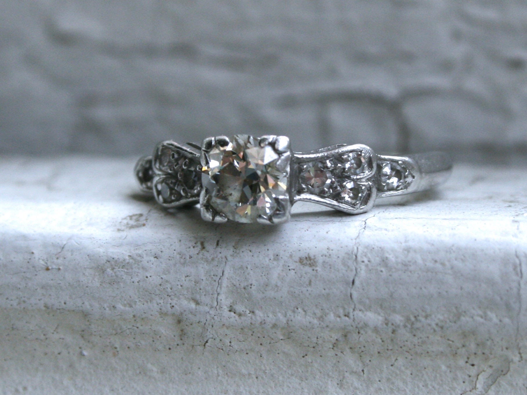 Beautiful Vintage Art Deco Diamond Platinum Engagement Ring.