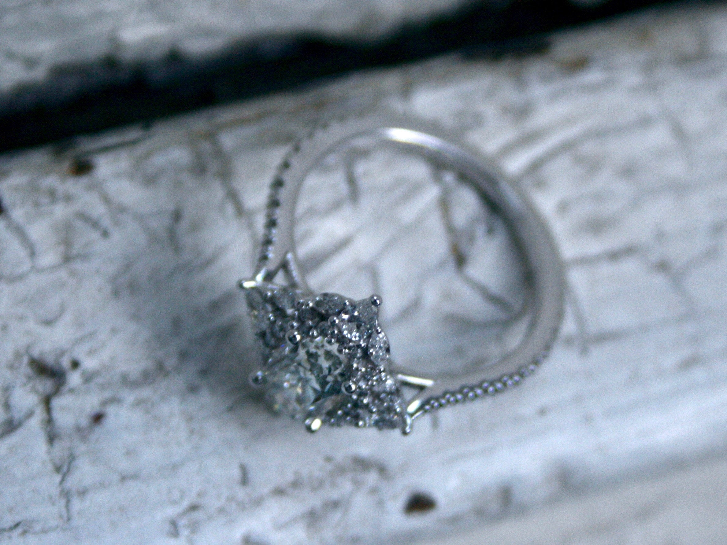 Stunning 14K White Gold Halo Oval Diamond Cluster Ring Engagement Ring Set - 1.75ct.