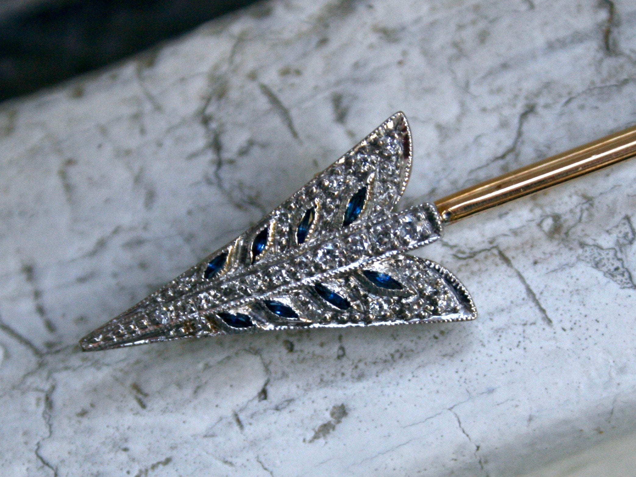 Large Vintage Sapphire and Diamond Arrow Pin/Jabot in 18K Yellow and White Gold - 1.30ct.