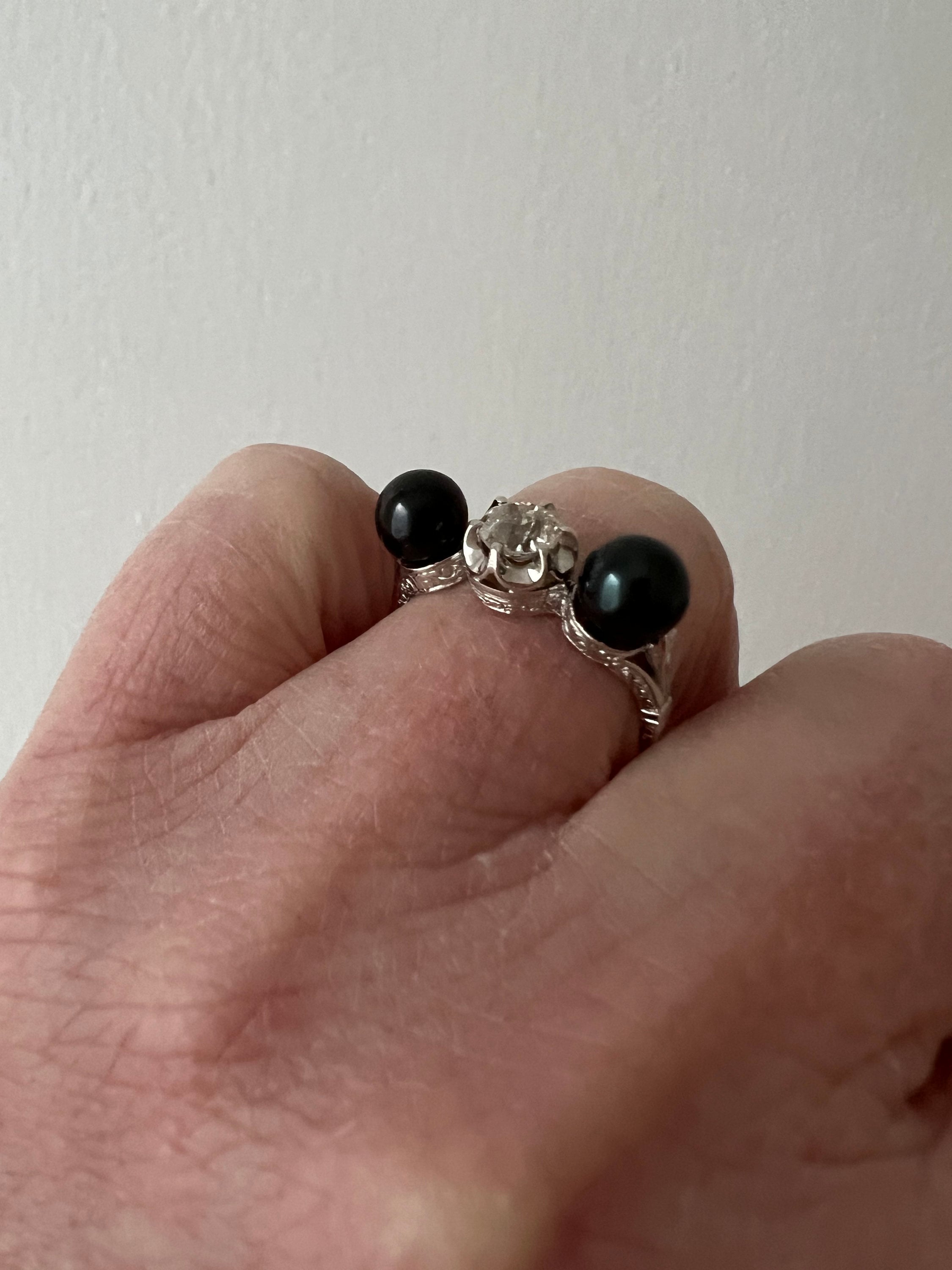 Beautiful Vintage 14K White Gold Black Pearl and Diamond Ring - 0.60ct.