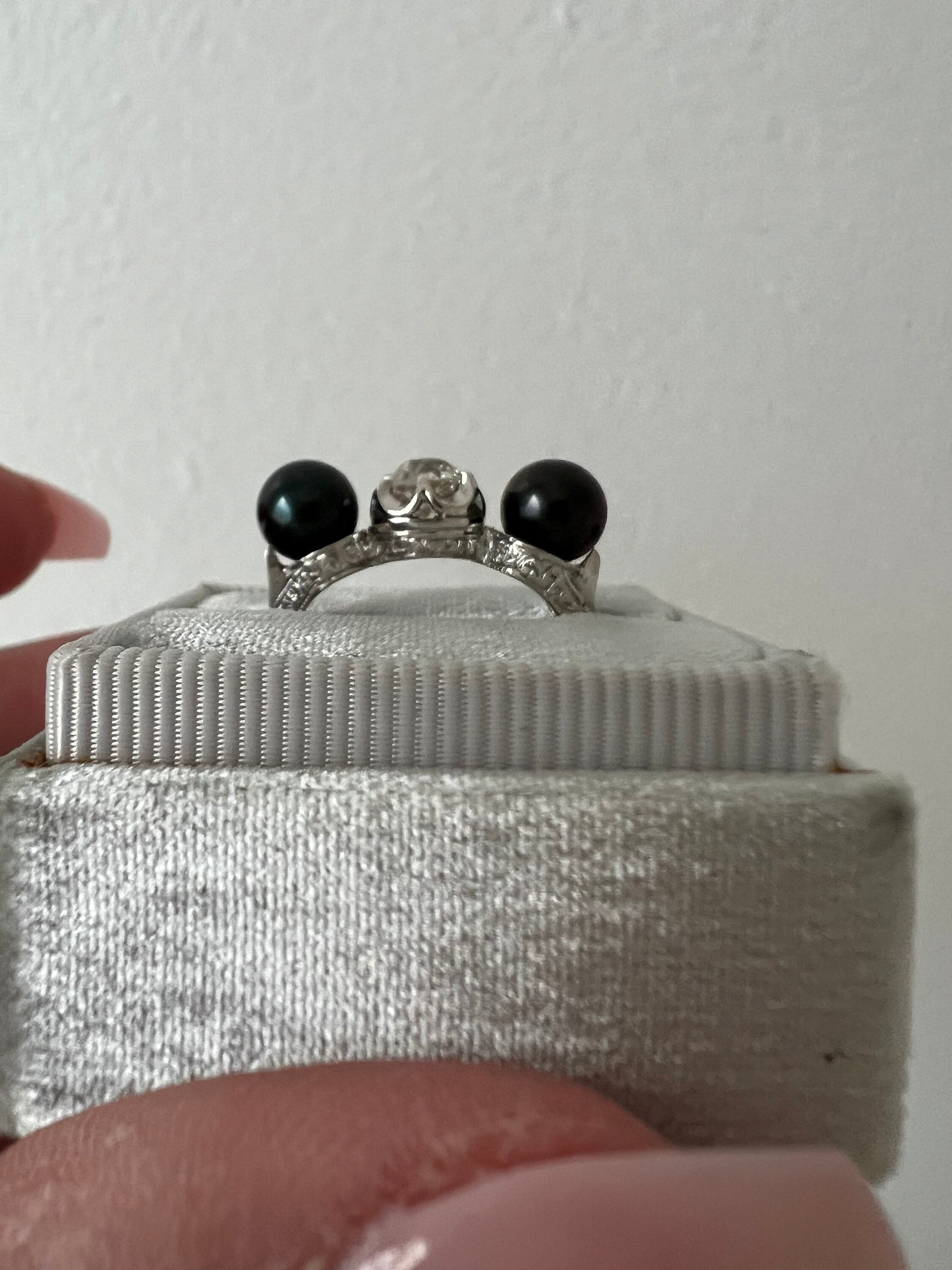 Beautiful Vintage 14K White Gold Black Pearl and Diamond Ring - 0.60ct.