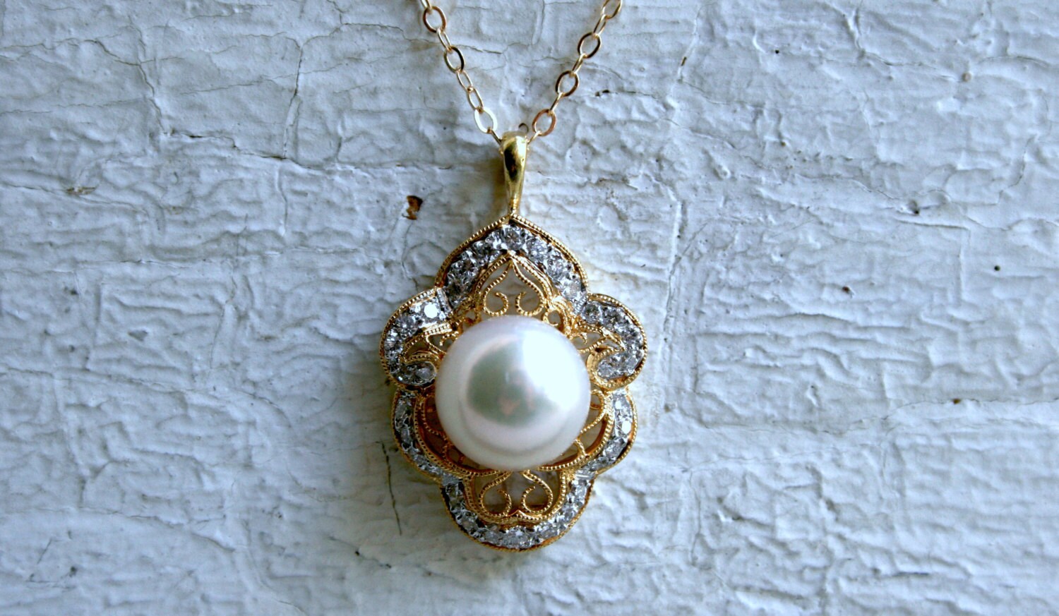 Vintage 18K Yellow Gold Diamond and Pearl Pendant with Chain.