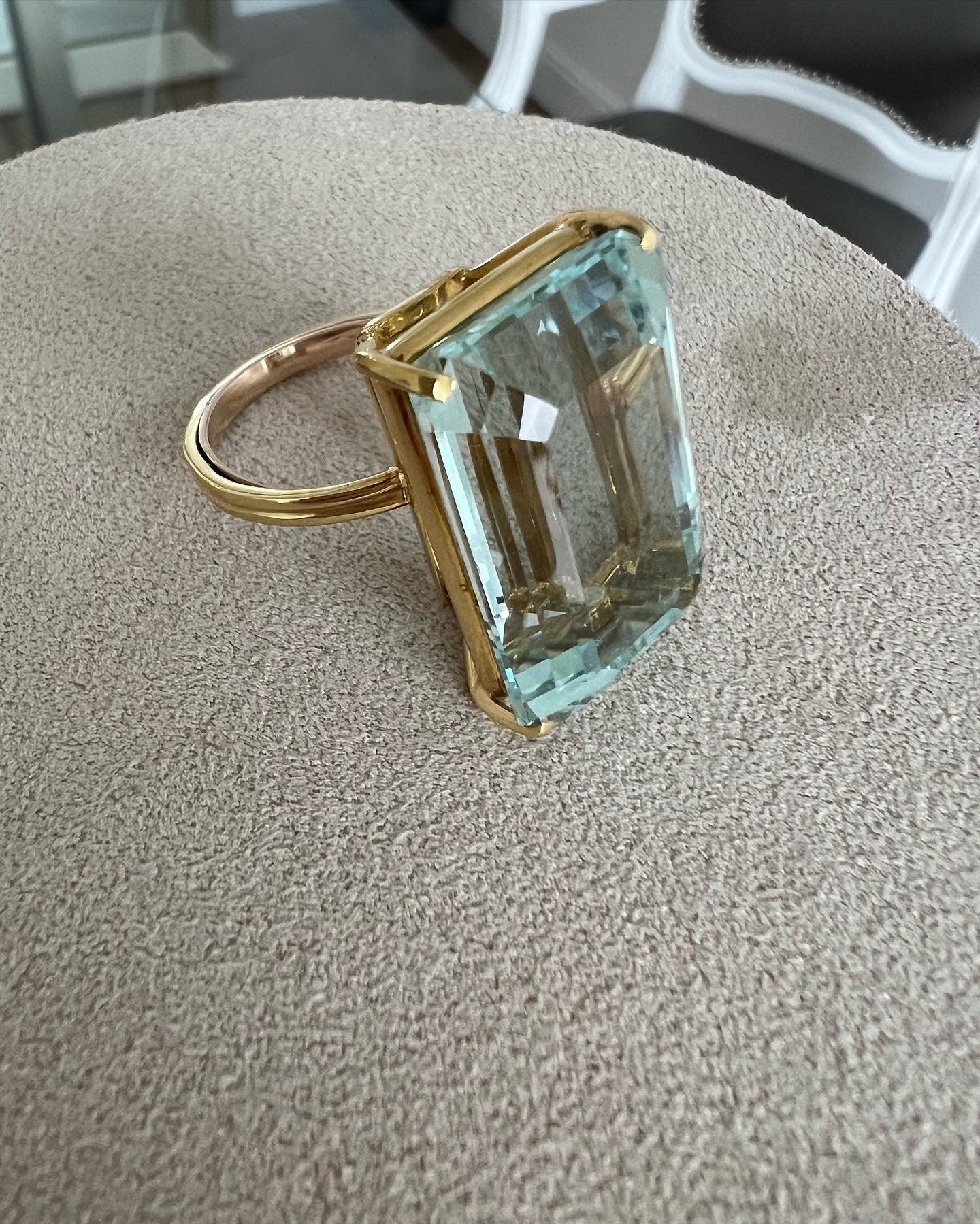 Gorgeous Vintage Solitaire 18K Yellow Gold Aquamarine Ring - 30.00ct.