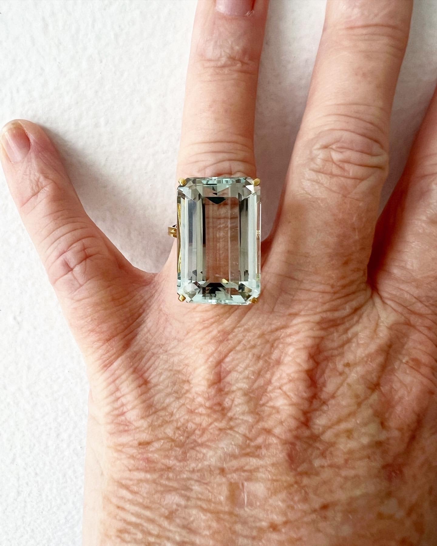 Gorgeous Vintage Solitaire 18K Yellow Gold Aquamarine Ring - 30.00ct.