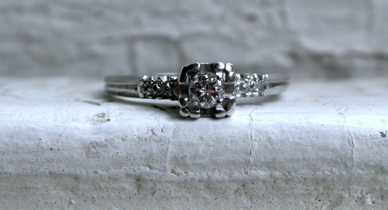 Lovely Classic Vintage Platinum Diamond Engagement Ring - 0.28ct.