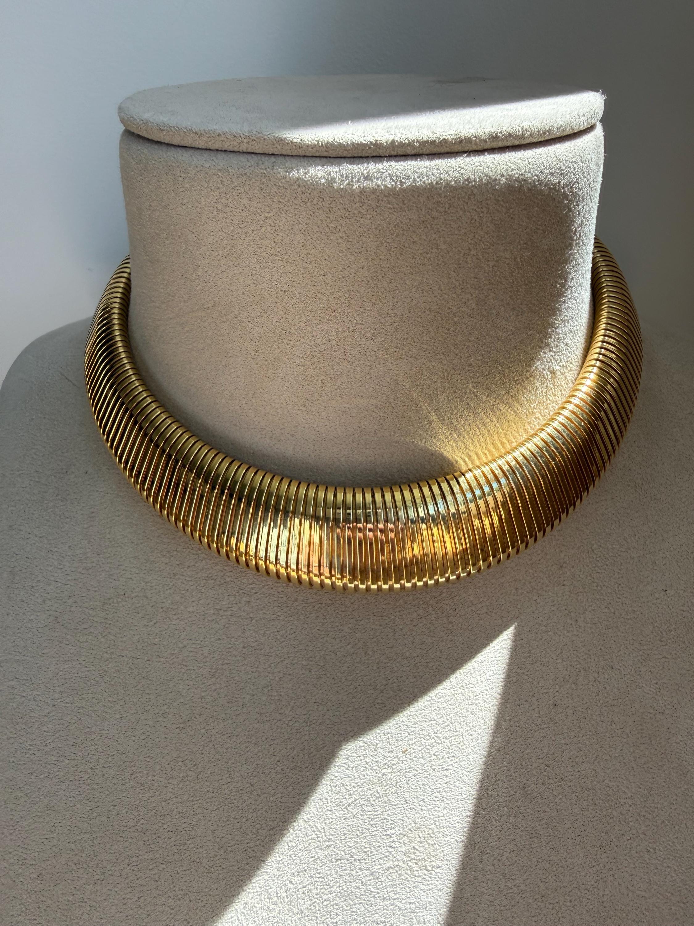 Gorgeous Vintage 14K Yellow Gold Tapered Tubogas Necklace, 16 inches.
